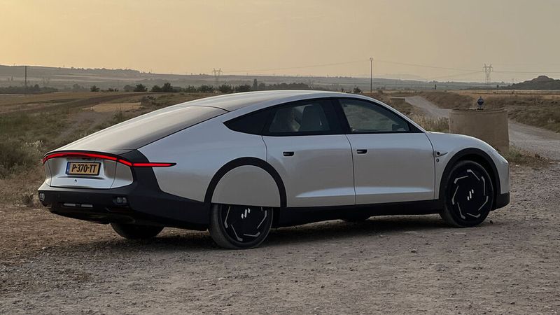 Um mechanische wie elektrische Verluste zu reduzieren, bauen die Holländer zum ersten Mal Radnabenmotoren ein, satt die E-Maschinen wie üblich auf die Achsen zu stecken. (Bild: Lightyear)