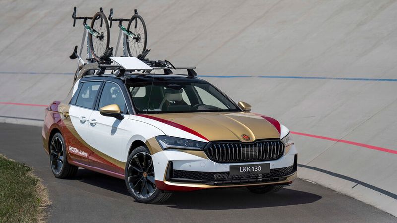 Das Exterieur- und das Interieurdesign nehmen großflächig die Farben Gold, Rot und Schwarz auf. (Skoda Auto)