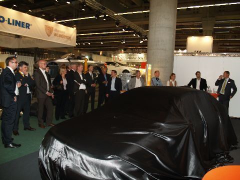 ünktlich zur Enthüllung sammelten sich viele interessierte Besucher am Messestand. (Archiv: Vogel Business Media)