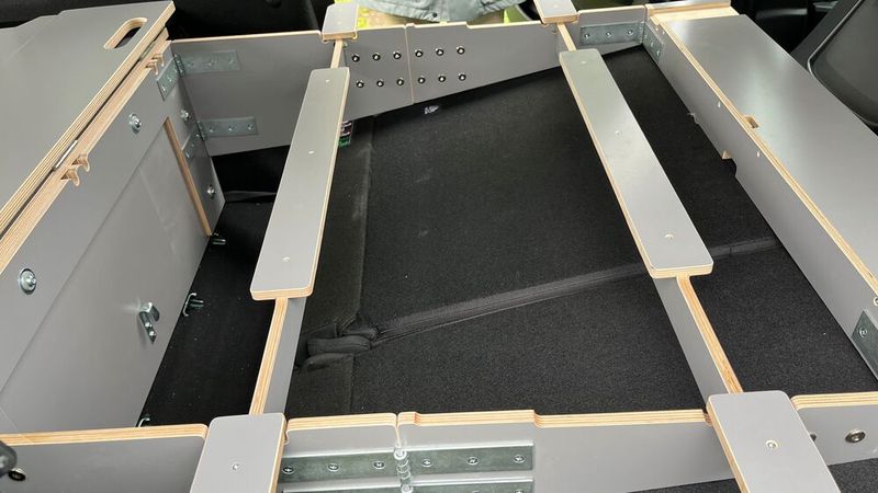 ... kommt eine Art Lattenrost. (Bild: Simon – VCG)