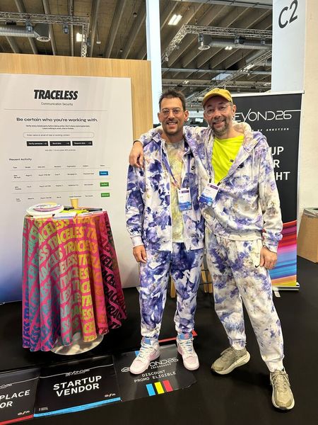 Gene Reich (l.) und Peter Segerstrom von Traceless hatten mit Abstand die coolsten Outfits des Events.  (Bild: Vogel IT-Medien)