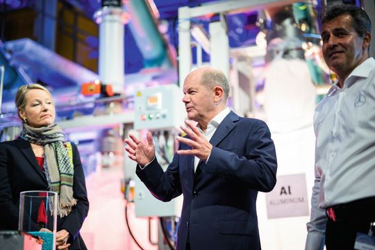 Bundeskanzler Olaf Scholz bei Erläuterungen eines Recyclingverfahrens anlässlich der Inbetriebnahme einer Fabrik für Batterie-Recycling von Mercedes Benz.(Bild:  © Presse- und Informationsamt der Bundesregierung)