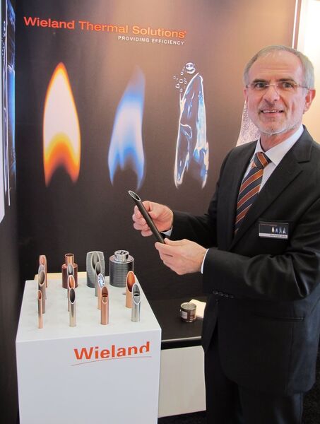 Bertram Arb von Wieland Thermal Solutions präsentiert stolz die Rippenrohre des Unternehmens. (Bild: Ernhofer / PROCESS)