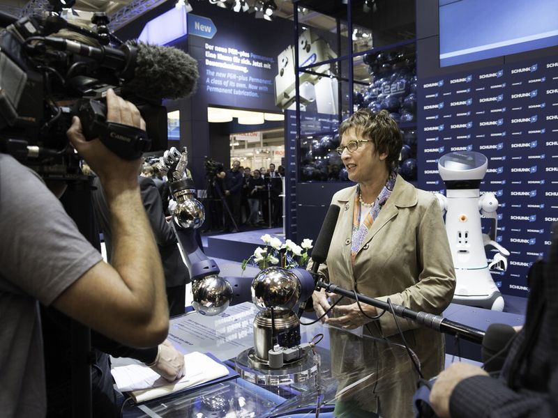 Brigitte Zypries, parlamentarische Staatssekretärin beim Bundesminister für Wirtschaft und Energie, im Interview am Schunk-Messestand. (Bild: Schunk)