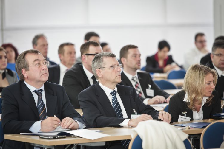 Gerhard Stach (Peugeot-Händlerverband) lauschte Seite an Seite mit Hans-Heiner Lüdemann (BDK) den Vorträgen der Redner. (Foto: Bausewein)