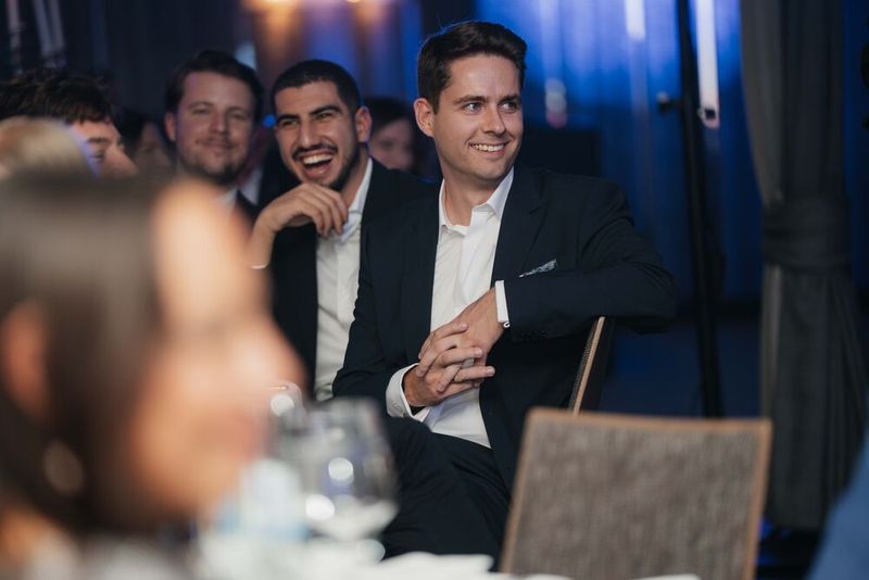 Die Herren fühlen sich ganz offensichtlich von Profiler Mark T. Hoffmann gut unterhalten. (Bild: Manuel Emme Fotografie)