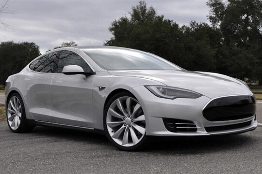 Für das Model S hat Tesla erstmals Fahrwerk und Karosserie selbst entwickelt. (Tesla)