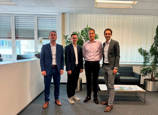 Da blicken welche hoffnungsvoll in die Zukunft! Denn per Asset Deal hat die MWS-Industrieholding beschlossen, die insolvente MMG Herzogenburg GmbH zu übernehmen, die bekanntlich insolvent ist. Die Mitarbeiter will  man weiterbeschäftigen.(Bild:  MWS-Gruppe)