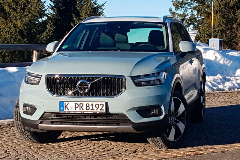 Von vorne fügt sich das schwedische Kompakt-SUV deutlich in die Volvo-Modellfamilie der neuen Generation ein. (Mauritz/»kfz-betrieb«)