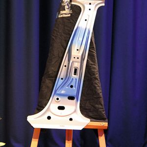 Kaltwalzplattierte Werkstoffe ermöglichen Produkte mit neuartigen Eigenschaften, beispielsweise diese B-Säule für ein Automobil.(Bild:  Itasse)