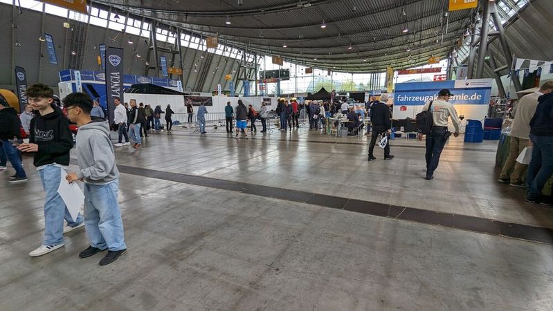 Leider kein Einzelfall: deutlich sichtbare Standlücken in den Hallen und nur „über 70.000“ Besucher auf der Retro Classics 2024.(Bild:  Dominsky – VCG)