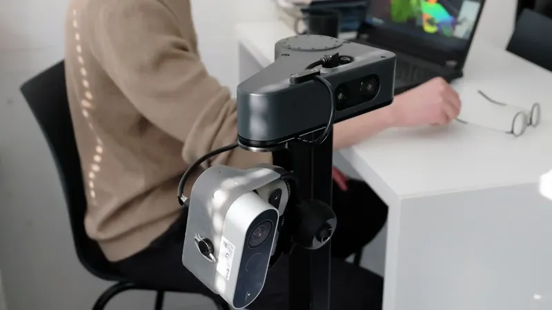 Dank Sprachmodell findet der Roboter verlorene Gegenstände - künftig soll ihm das sogar gelingen, wenn er hinter Türen oder in Schubladen suchen muss. (Bild:  Andreas Schmitz/TUM)