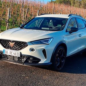 1. Das Design: 2021 hatten die Designer des Cupra Formentor den Red Dot Award für das Produktdesign gewonnen – und das völlig verdient: Das coupéhafte, knapp 4,5 Meter lange SUV ist bereits auf dem ersten Blick als Hochleistungssportlicher erkennbar, aber auf eine elegante und nicht aufgesetzte oder gar prollige Art und Weise. Das Karosseriekonzept kann ebenfalls überzeugen: Kaum größer und schwerer als ein normaler Kompaktwagen, bietet es doch etwas mehr Großzügigkeit im Innenraum und das entscheidende Plus an Prestige, das SUV-Fahrer so schätzen.(Bild:  Mauritz – »kfz-betrieb«)