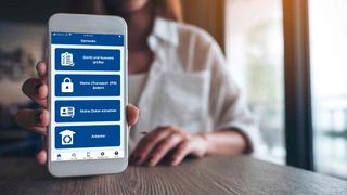 Der elektronische Personalausweis (E-Perso) ud die Online-Ausweisfunktion (E-ID) hatten keinen guten Start, kaum jemand wusste etwas damit anzufangen – oder überhaupt von ihrer Existenz. NFC-fähige Smartphones haben den Zugang deutlich erleichtert, und auch das Angebot nutzbarer Dienste ist mittlerweile vorzeigbar. Das Endziel einer europaweit gültigen elektronischen Identität ist allerdings noch ein gutes Stück entfernt. (Bild: Governikus GmbH & Co. KG)