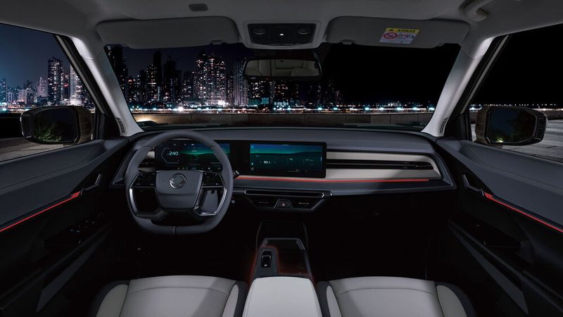 Der Elektro-Torres unterscheidet sich sowohl innen als auch außen deutlich von seinem konventionell angetriebenen Bruder. (Bild: Ssangyong)