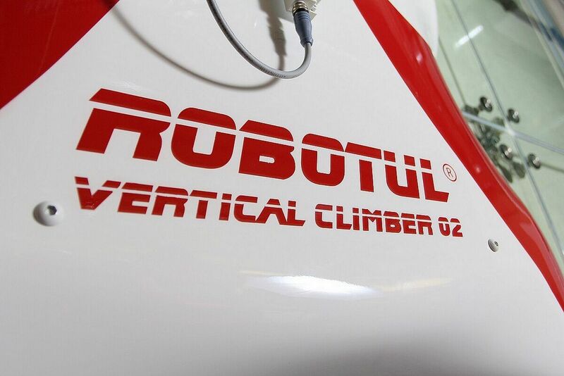 Ein Team der technischen Universität von Liberec in Tschechien hat den Senkrecht-Kletterer Robotul entwickelt. Der Roboter könnte beispielsweise für Servicearbeiten an gläsernen Gebäudefassaden eingesetzt werden. (Robotul/Tiskovka)
