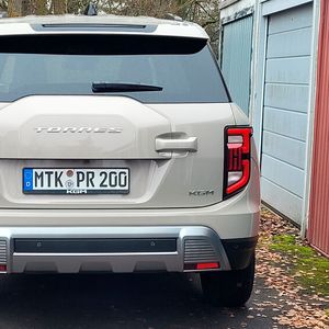 Die Heckansicht passt dazu. Der rechts angebrachte Griff verspricht zwar eine seitlich aufschwingende Hecktür. Das ist aber eine Finte.(Bild:  Wehner - VCG)