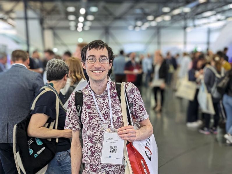 Besucherstimmen der LAB-SUPPLY Wien 2025  Thomas Grasi von der Universität für Bodenkultur Wien:  „Nette Messe, nette Leute – ich freu mich jedes Jahr drauf und komme schon seit fünf Jahren her. Teilweise ist es hier ein Meet&Greet mit den seit Jahren bekannten Vertretern. Und auch ein richtiges Klassentreffen, weil man alte Kollegen wiedersieht.  Ich bringe mich hier allgemein auf den neusten Stand. Teilweise hat man aber auch spezifische Anforderungen. Wir arbeiten zum Beispiel mit Flusssäure und haben lange etwas zum Thema Sicherheit für Flusssäure gesucht. Vor zwei Jahren haben wir hier auf der LAB-SUPPLY die Firma Prevor kennengelernt, die speziell dafür Spüllösungen und Schulungen anbietet. Und seitdem fühlen wir uns sicherer im Umgang mit Flusssäure.“    Mehr Infos zu den kommenden LAB-SUPPLY-Messen finden Sie auf www.lab-supply.info (Bild: VCG – Lüttmann)