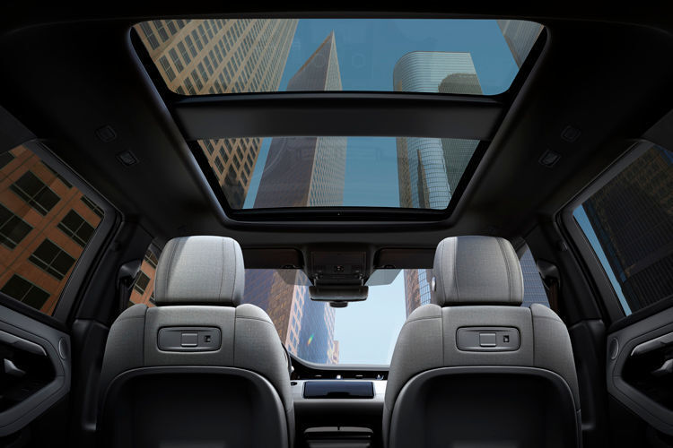 Ein optionales Panoramadach gibt den Blick nach oben frei. (Jaguar Land Rover)