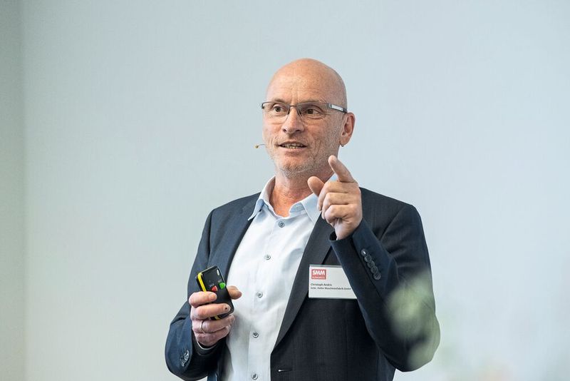 Christoph Andris, Gebietsvertriebsleiter Schweiz der Gebr. Heller Maschinenfabrik GmbH zeigte, wie mittelgrosse Komponenten voll automatisiert in kleinen immer wieder wechselnden Losgrössen prozesssicher hergestellt werden können. (Bild: Thomas Entzeroth)