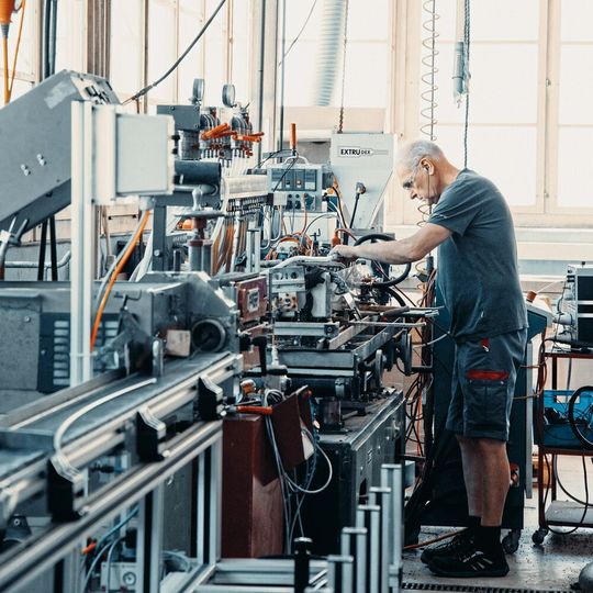 Neben Werkstoffen, die den geforderten Eigenschaften entsprechen, entwickeln und realisieren die Spezialisten für Kunststoffe in Bischofszell auch die optimalen Extrudierverfahren und -anlagen, um Profile in unterschiedlichen Mengen jeweils wirtschaftlich zu produzieren. Neben Werkstoffen, die den geforderten Eigenschaften entsprechen, entwickeln und realisieren die Spezialisten für Kunststoffe in Bischofszell auch die optimalen Extrudierverfahren und -anlagen, um Profile in unterschiedlichen Mengen jeweils wirtschaftlich zu produzieren.
