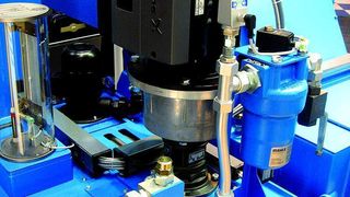 Die Online-Hochdruck-Prozessregelung Vari-Flow besteht aus einer MTSE-Pumpe von Grundfos, die in ein Mayfran-Filtersystem integriert ist und über eine HPC-Steuerung von Mayfran betrieben wird. Bild: Grundfos (Archiv: Vogel Business Media)