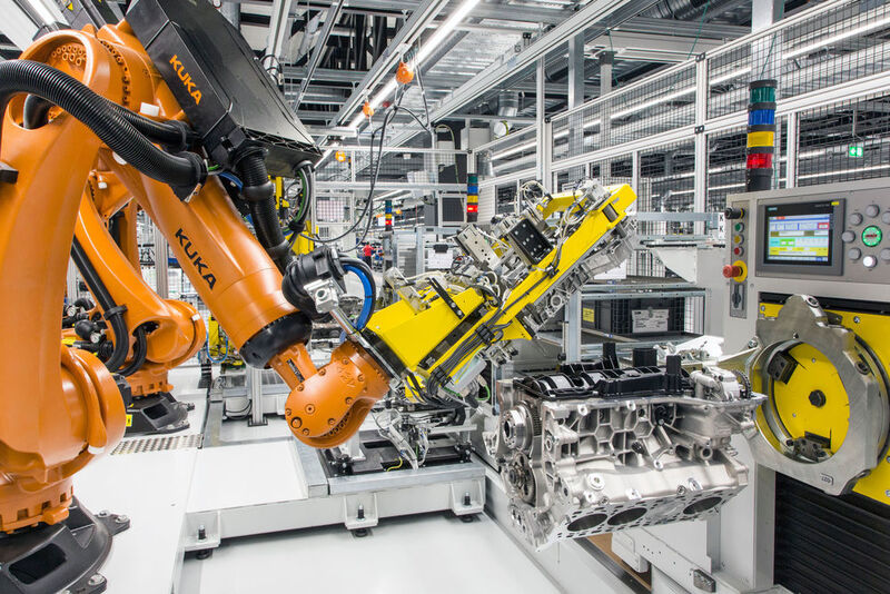 Kern des neuen Werkes ist die flexible Fertigung, bei der Manufaktur und Automatisierung miteinander verzahnt sind. Alle 3,5 Minuten startet der Zusammenbau eines neuen Motors. (Porsche)