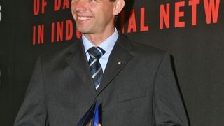 Dirk Menke, Leiter E-Business Applications bei Weidmüller, nimmt den Verkaufsförderpreis 2007 in der Kategorie „Neue Medien“ entgegen. Bild: Weidmüller (Archiv: Vogel Business Media)