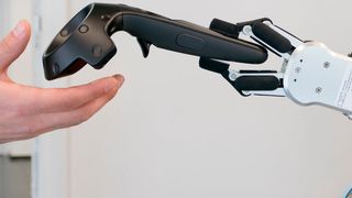 Auf der CeBIT 2017 zeigt das DFKI Mixed Reality-Technologien im Kontext Mensch-Roboter-Kollaboration. (Bild: DFKI GmbH)