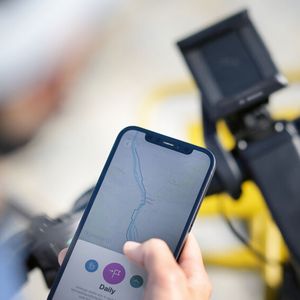 Dank der Smartphone-Grip-Halterung kann das Handy die Aufgabe als Anzeige- und Bedieneinheit übernehmen.(Bild:  Bosch)