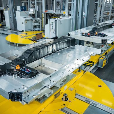 Webasto produziert die Batteriesysteme für den Mercedes-AMG GT 4-Türer Coupé. Die Packlinie steht in Schierling. (Bild: Webasto)