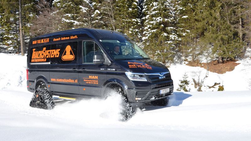 Dass man lieber nicht schneller als 50 fährt, versteht sich hier in den Bergen von selbst. (Bild: MAN)