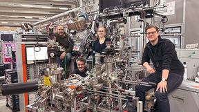 Ionenbeschuss schafft Quantenschalter! Von links: J. Buck, K. Rossnagel, A. Niggas und R. Wilhelm von der TU Wien beim Asphere III Setup am DESY in Hamburg. (Bild: TU Wien)