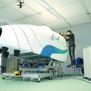 Schnell und präzise: In diesem überdimensionalen Fußballschuh David verbirgt sich eine Ballschussmaschine, die auf einstellbaren und reproduzierbaren Flugbahnen sogar über eine Mauer schießen kann.