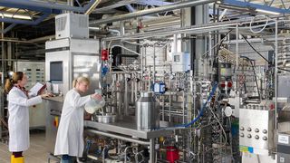 Melanie Marx und Patricia Meyer (v.l.) vom Lehrstuhl für Lebensmittelverfahrenstechnik führen einen Versuch zur Erhitzung von Milchkonzentrat durch. (Bild: A. Eckert / TUM)