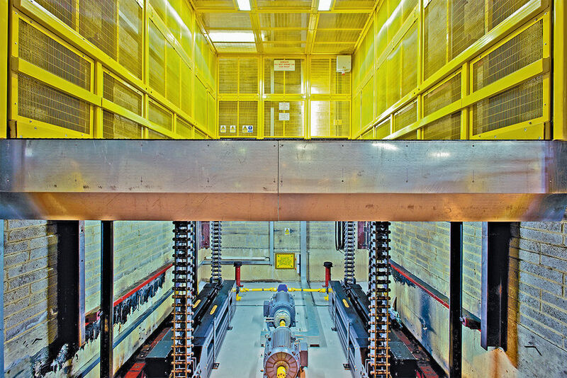 Kabinenlift mit Serapid Linklift-Hubsystem (4 Säulen), Automobil-Produktion. (Serapid)