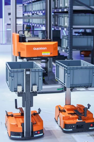 Der M5F-Roboter ist ein zentraler Bestandteil der Quickbin+-Lösung, die Behälter-Greif- und Behälter-Transportroboter integriert. (Bild: Quicktron)