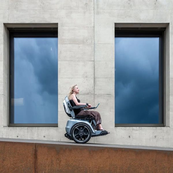 Ausgestattet mit Sensoren misst Bro die Umgebung aus und erkennt so zum Beispiel das Ende einer Treppe ganz alleine. (Bild: Scewo)