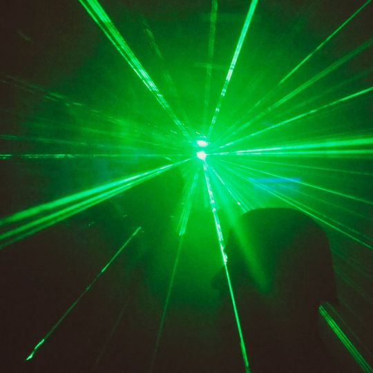 Baut Elon Musk eine Rave Cave unter seine Gigafactory in Grünheide?(Bild:  Party hard. Berlin Clubbing Laser Light Beam Green Color Disco Lights at Sameheads /Jorge Díaz / CC BY-SA 2.0)