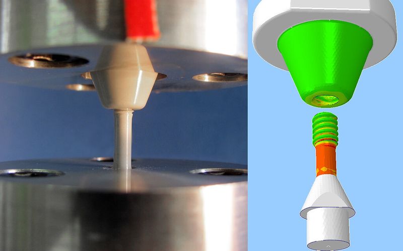 Eine neu designte keramische Dehnverschraubung mit 4 mm Schraubendurchmesser wird auf ihre Belastbarkeit geprüft: links real und rechts virtuell in einer Computersimulation (inverse Modellierung). (Bild: Fraunhofer IWM)
