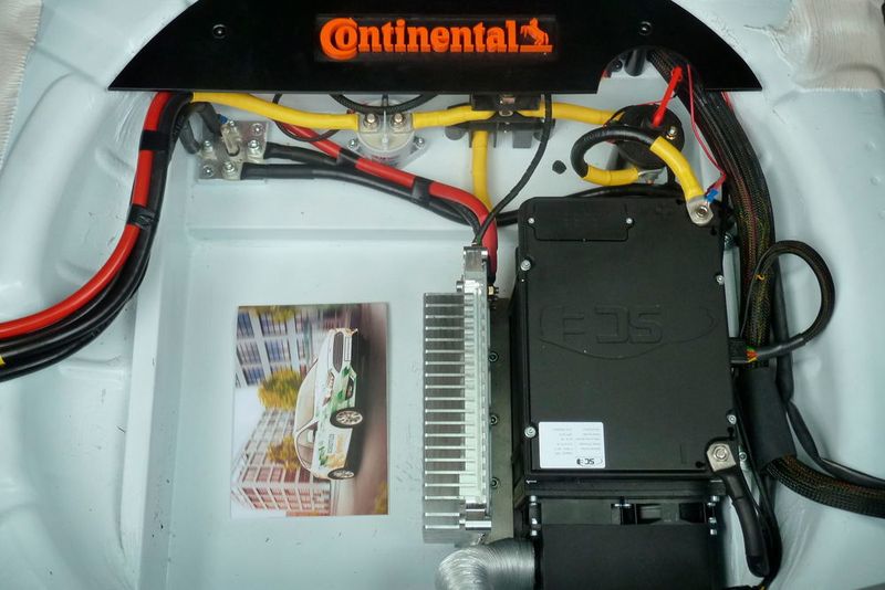 Im Demonstrationsfahrzeug GTC II ist die 0,46-kWh-Li-Ionen-Batterie aus Praktikabilität noch in der Reserveradmulde untergebracht (links DIN A5-Broschüre als Größenvergleich). Nicht mehr lange. Sie wird nach vorn wandern. (Wolfgang Pester)