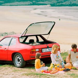 Etwas optimistisch dargestellt. Auch wenn der 924 deutlich mehr Kofferraum bzw. Ladevolumen bietet als ein 911: Personen, selbst Kinder, auf den hinteren Sitzen zu transportieren, ist jedweden Alters kein Spaß.(Bild:  Porsche AG)