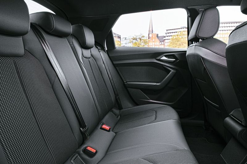 Das Platzangebot ist in Anbetracht der kompakten Abmessungen großzügig. (Audi)