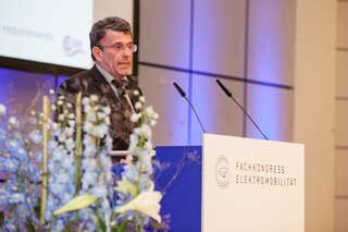 ZSW-Vorstandsmitglied Prof. Werner Tillmetz: „Wenn sich die Dynamik der vergangenen Jahre fortsetzt, wird bereits in wenigen Monaten die Marke von weltweit 1 Mio. E-Autos übertroffen sein.“ (Bild: IAA)