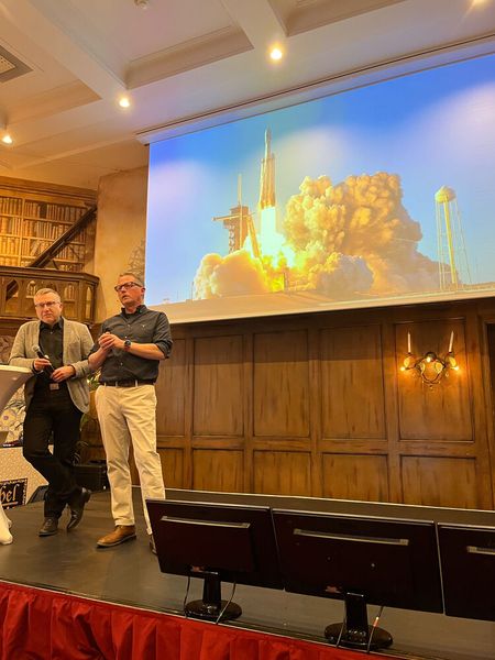 Stephan Gillich(l.) und Ralph de Wargny diskutieren beim Intel AI Summit, wie KI-Startups durchstarten können. (Bild: Vogel IT-Medien)