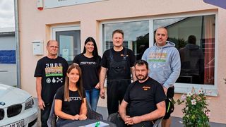 „Hier steht mein Name drauf, und da kommt auch sonst nichts hin“: Der Betrieb der Metzners ist ein echter „Freier“ und gehört keinem Werkstattsystem an. (Holz / »kfz-betrieb«)