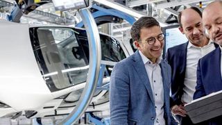 Von links: Judson Althoff, Executive Vice President und Chief Commercial Officer von Microsoft, Jan Brecht, Chief Information Officer der Mercedes-Benz Group AG und Jörg Burzer, Mitglied des Vorstands der Mercedes-Benz Group AG. (Bild: Microsoft)