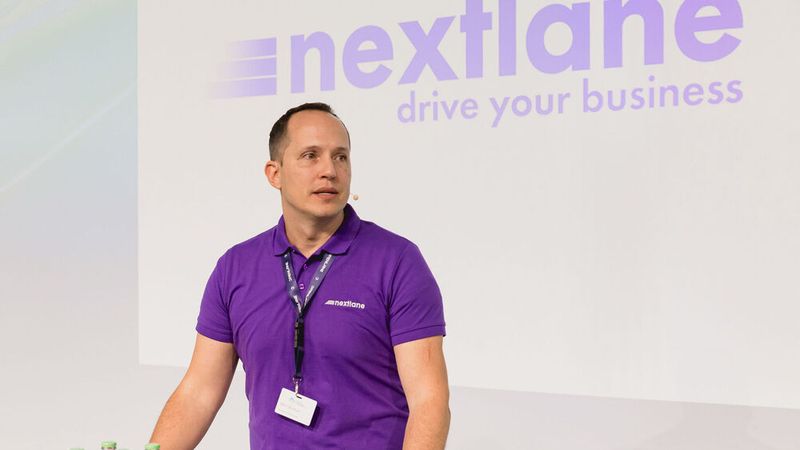 Das Tagungsprogramm bot auch sogenannte Expertsessions, in denen Dienstleister in Fachvorträgen ihre Kompetenzen für das Gebrauchtwagenbusiness zeigten. Marc Bolduan, Nextlane, sprach über digitale Prozesse beim Gebrauchtwagenverkauf. (Bild: Stefan Bausewein)