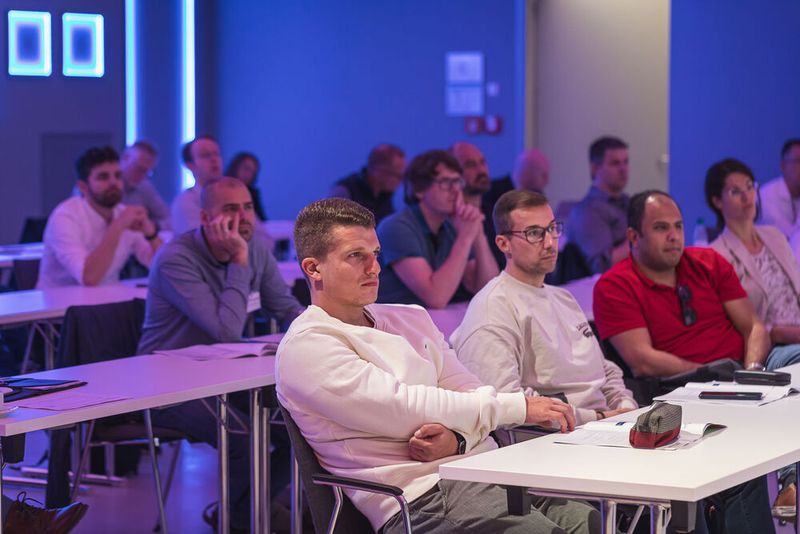 Unter dem Motto „Power of Electronics” versammelten wir am 18. und 19. Oktober 2022 sechs Elektronikkonferenzen in Würzburg: Entwicklerforum Leistungselektronik, DC/DC-Wandler-Tag, Schaltnetzteiletag, Batteriepraxis Forum, Praxisforum Elektrische Antriebstechnik und Cooling Days. Auch 2023 findet Power of Electronic statt. Merken Sie sich bereits jetzt den Termin vor: 17. bis 18. Oktober 2023.  (Bild: Stefan Bausewein )