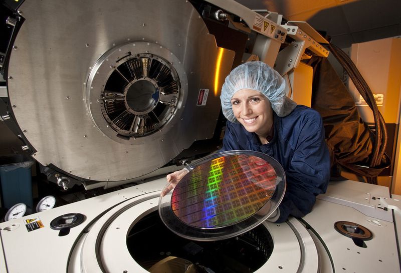 IBM Test-Ingenieurin Sara Lestage hält einen 300 Millimeter Wafer mit Power 7 Prozessoren über einem Wafer-Test-System. (Archiv: Vogel Business Media)